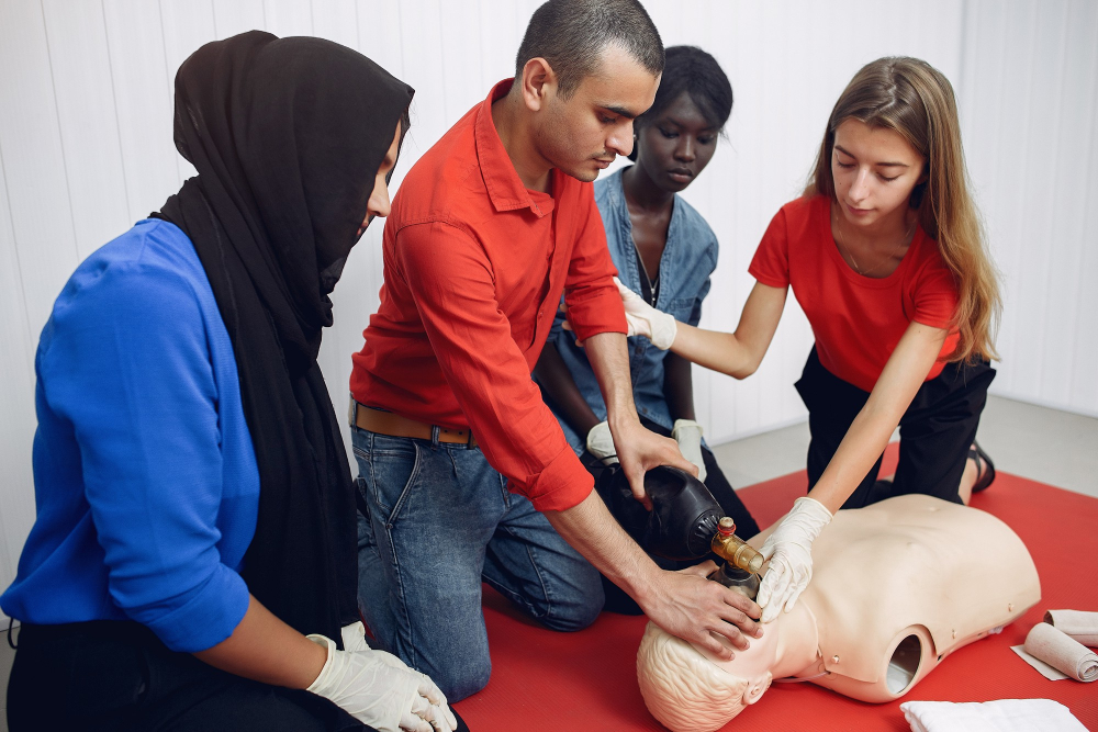 https://fr.freepik.com/photos-gratuite/gens-pratiquent-medecine_11191474.htm#query=premiers%20secours&position=19&from_view=search&track=country_rows_v2