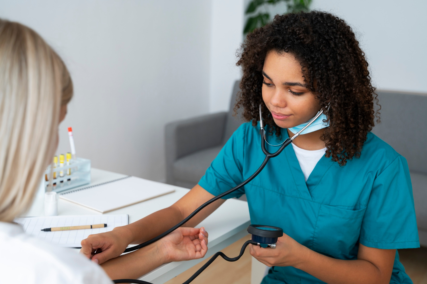 https://fr.freepik.com/photos-gratuite/infirmiere-pratiquant-medecine-clinique_33757775.htm#query=infirmi%C3%A8re%20polyvalente%20au%20travail&position=17&from_view=search&track=country_rows_v2